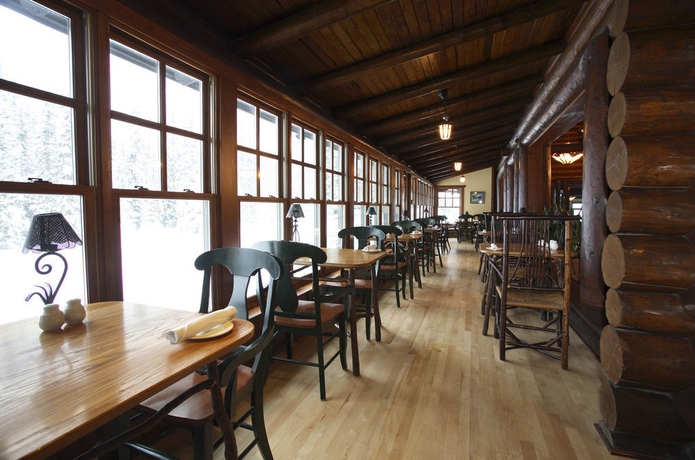 Imagen del bar/restaurante del Hotel Deer Lodge, Lake Louise. Foto 2