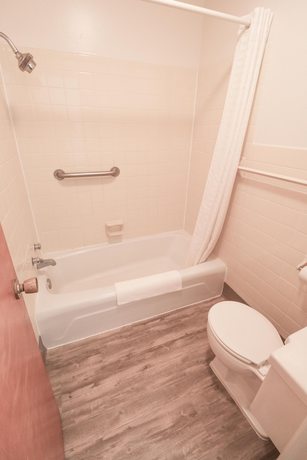 Imagen de la habitación del Hotel Deer Lodge Motel. Foto 2