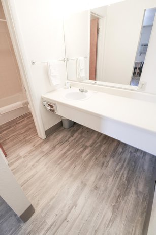 Imagen de la habitación del Hotel Deer Lodge Motel. Foto 7