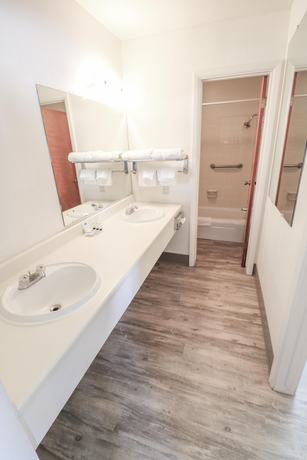 Imagen de la habitación del Hotel Deer Lodge Motel. Foto 18