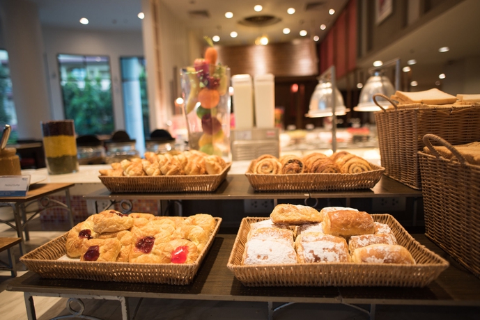 Imagen del bar/restaurante del Hotel Deevana Plaza Phuket. Foto 6