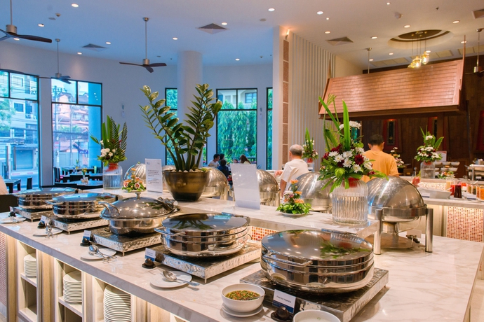 Imagen del bar/restaurante del Hotel Deevana Plaza Phuket. Foto 7