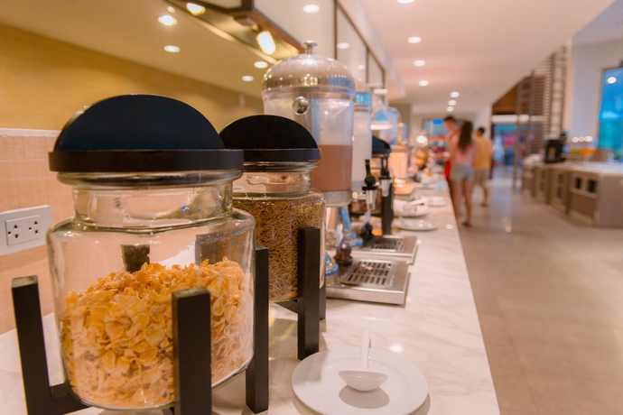 Imagen del bar/restaurante del Hotel Deevana Plaza Phuket. Foto 8