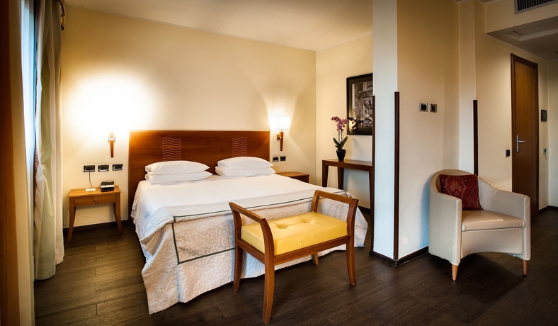 Imagen de la habitación del Hotel Dei Cavalieri Caserta. Foto 2