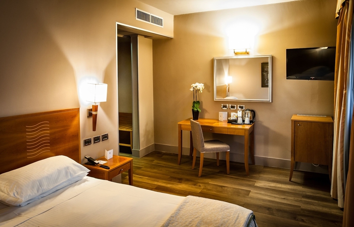 Imagen de la habitación del Hotel Dei Cavalieri Caserta. Foto 4