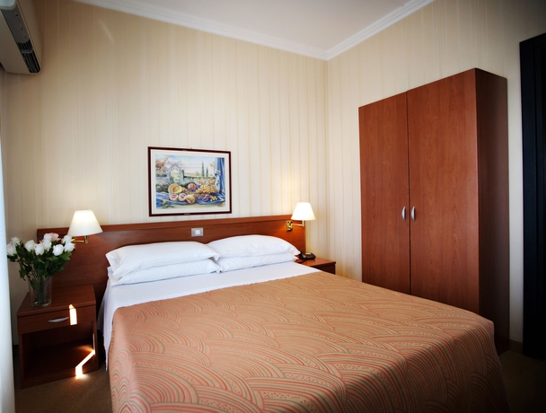 Imagen de la habitación del Hotel Dei Fiori, Milán. Foto 7