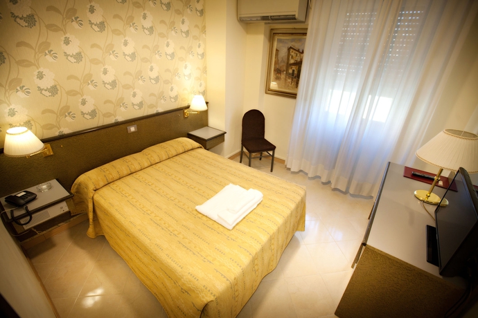 Imagen de la habitación del Hotel Dei Fiori, Milán. Foto 8