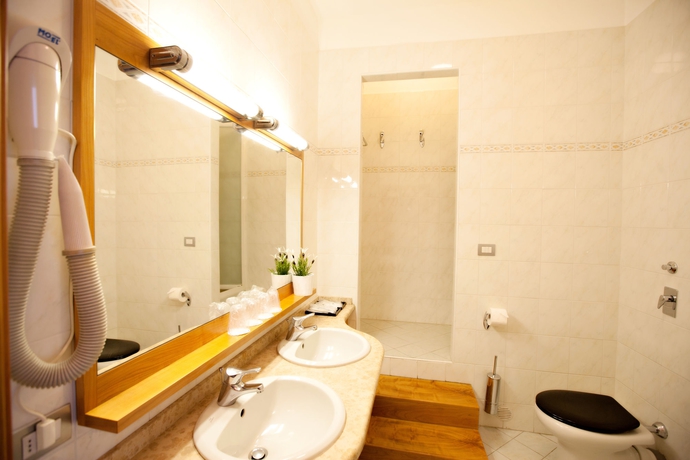 Imagen de la habitación del Hotel Dei Fiori, Milán. Foto 13