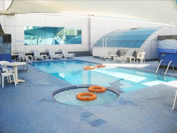 Imagen de la piscina del Hotel Deira Suites Apartment. Foto 18