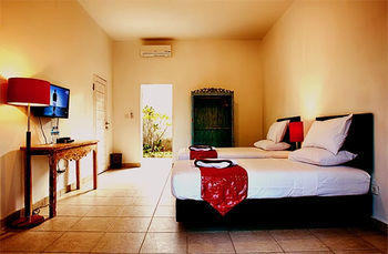 Imagen de la piscina del Hotel Dejavu. Foto 16
