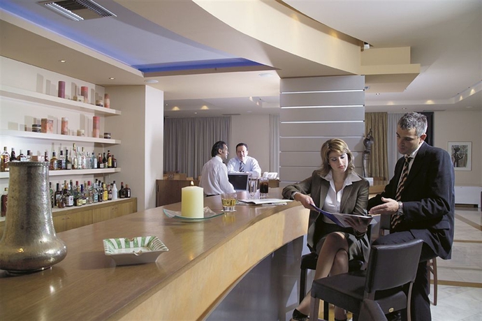 Imagen del bar/restaurante del Hotel Dekelia. Foto 2