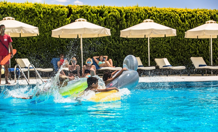 Imagen de la piscina del Hotel Dekelia. Foto 13