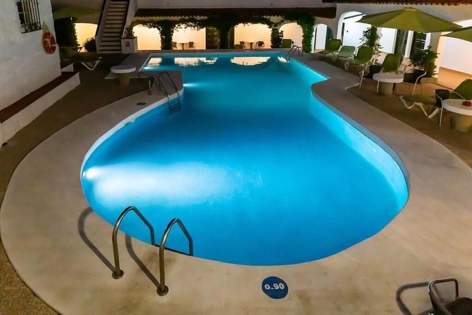 Imagen de la piscina del Hotel Del Almirante. Foto 15