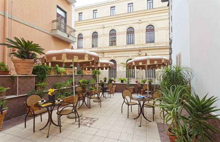 Imagen de los exteriores del Hotel Del Golfo. Foto 10