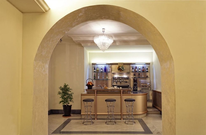 Imagen del bar/restaurante del Hotel Del Golfo, N&aacute;poles. Foto 4