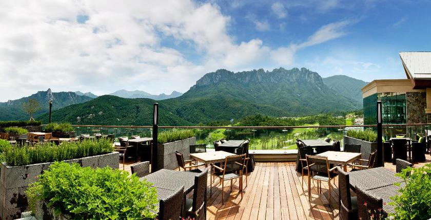 Imagen del bar/restaurante del Hotel Del Pino Golf and Resort. Foto 7