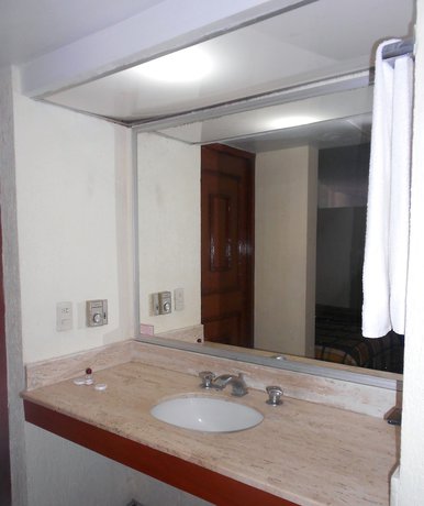 Imagen de la habitación del Hotel Del Real and Suites. Foto 6