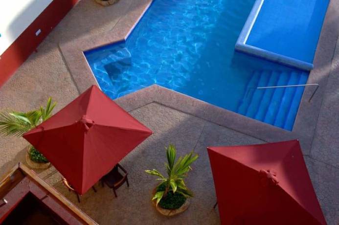 Imagen de la piscina del Hotel Del Real and Suites. Foto 15