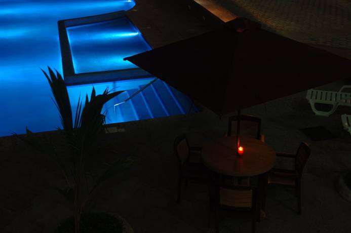 Imagen de la piscina del Hotel Del Real and Suites. Foto 16