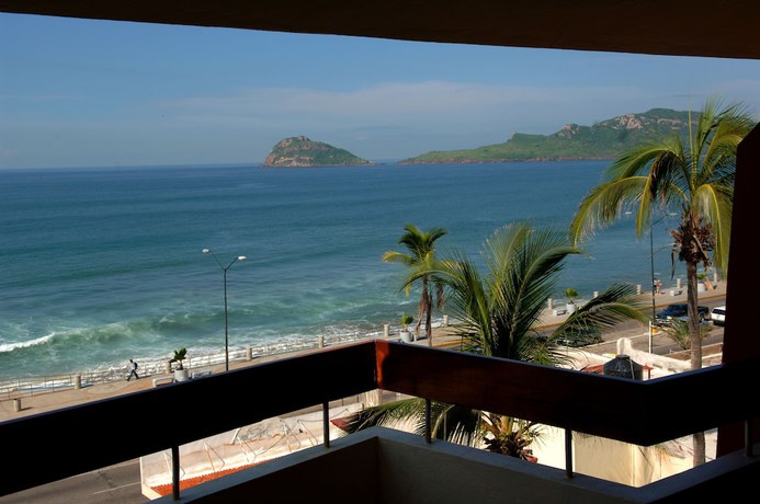Imagen de los exteriores del Hotel Del Real and Suites. Foto 13