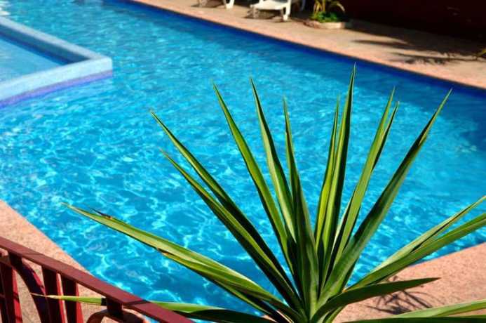 Imagen de la piscina del Hotel Del Real and Suites. Foto 17
