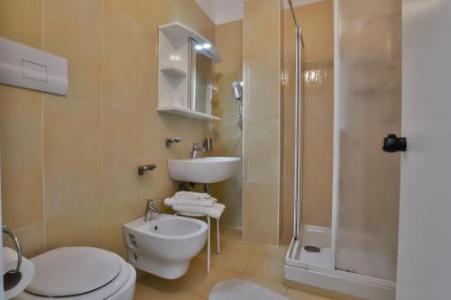 Imagen de la habitación del Hotel Delfa. Foto 6