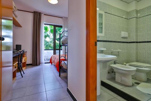Imagen de la habitación del Hotel Delfa. Foto 7