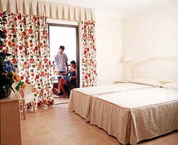 Imagen de la habitación del Hotel Delfin Bajamar. Foto 4