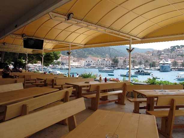 Imagen del bar/restaurante del Hotel Delfin Hvar. Foto 5