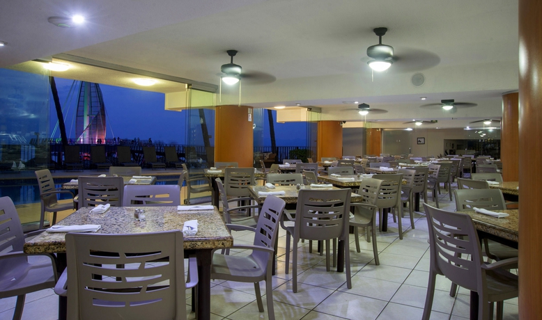 Imagen del bar/restaurante del Hotel Delfin PV Beach Resort. Foto 3