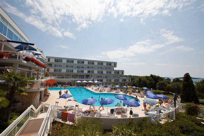 Imagen de la piscina del Hotel Delfin Plava Laguna. Foto 16