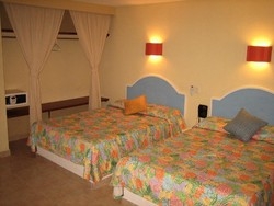 Imagen de la habitación del Hotel Delfines Acapulco. Foto 2