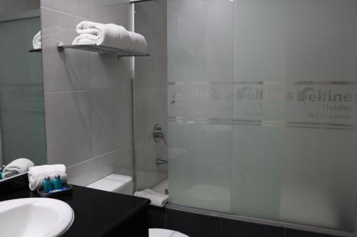 Imagen de la habitación del Hotel Delfineses. Foto 8