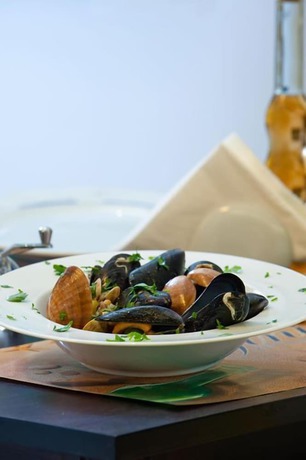 Imagen del bar/restaurante del Hotel Delfini Beach. Foto 7