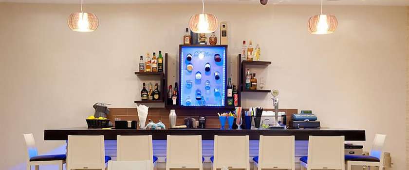 Imagen del bar/restaurante del Hotel Delfini Beach. Foto 9