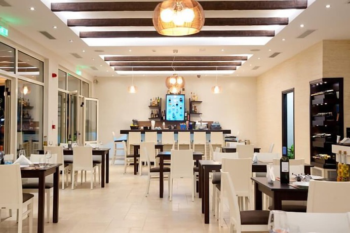 Imagen del bar/restaurante del Hotel Delfini Beach. Foto 13