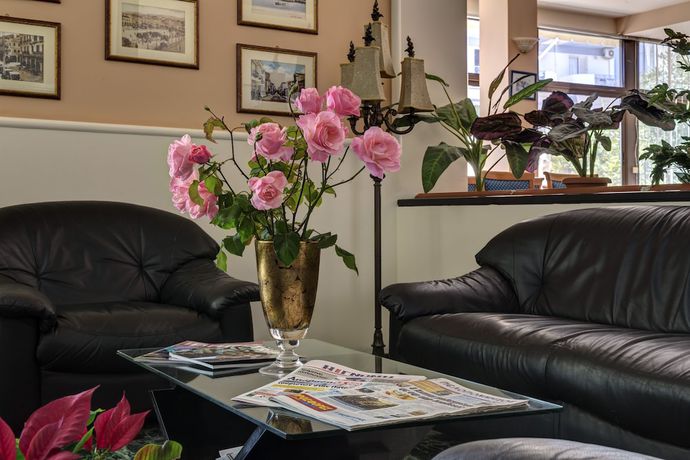 Imagen del bar/restaurante del Hotel Delfini, Patras. Foto 2