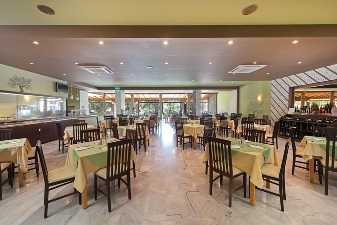 Imagen del bar/restaurante del Hotel Delfinia Resort. Foto 2