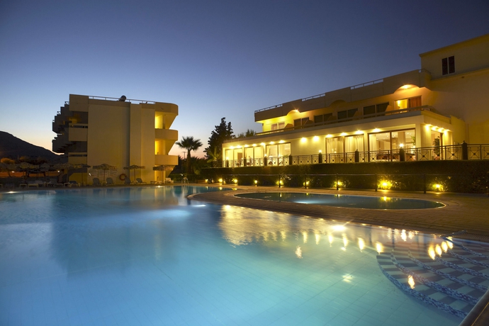 Imagen de la piscina del Hotel Delfinia Resort. Foto 12