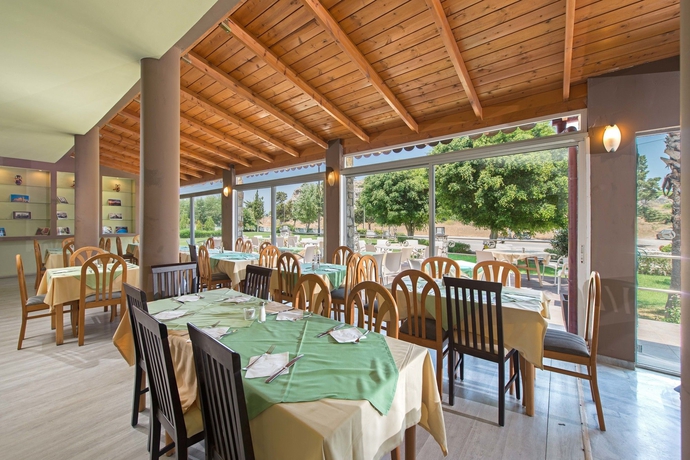 Imagen del bar/restaurante del Hotel Delfinia Resort. Foto 3