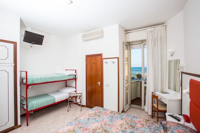 Imagen de la habitación del Hotel Delfino, Senigallia. Foto 8