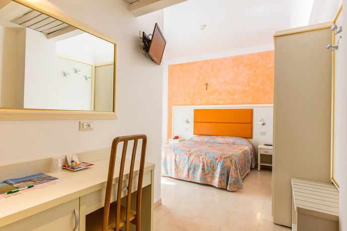 Imagen de la habitación del Hotel Delfino, Senigallia. Foto 14