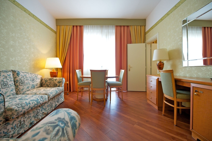 Imagen de los interiores del Hotel Delfino Taranto. Foto 14