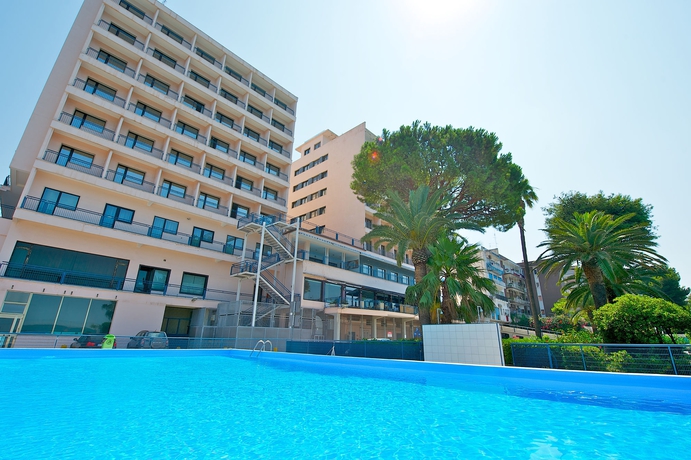 Imagen de la piscina del Hotel Delfino Taranto. Foto 15