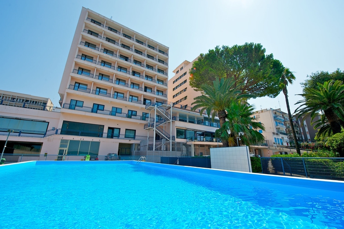 Imagen de la piscina del Hotel Delfino Taranto. Foto 16