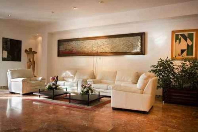 Imagen de los interiores del Hotel Della Baia. Foto 18