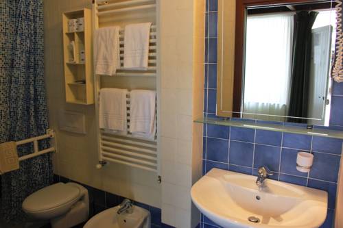 Imagen de la habitación del Hotel Delle Rose, San Bartolomeo al Mare. Foto 2