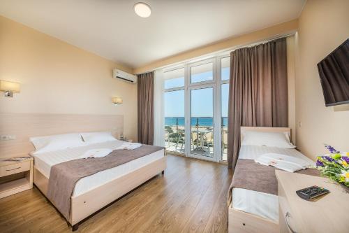 Imagen de la habitación del Hotel Delmarinn. Foto 8