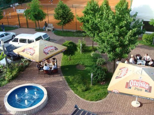 Imagen de los exteriores del Hotel Delminium. Foto 12