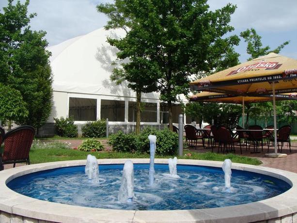 Imagen de los exteriores del Hotel Delminium. Foto 13